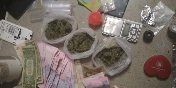 У Києві затримали подружжя дилерів, які збували наркотики в особливо великих розмірах