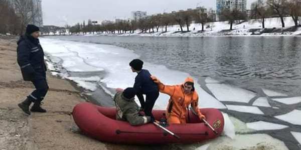 На Русанівському каналі зняли з криги хлопчика