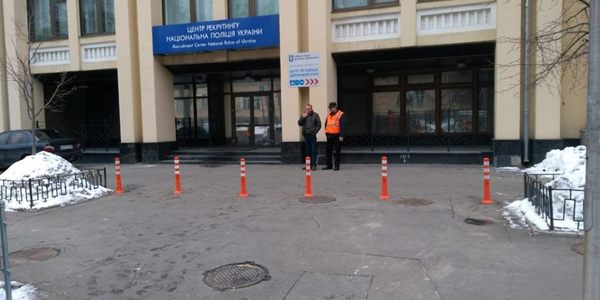 У Києві організації самі почали огороджуватися стовпчиками від машин
