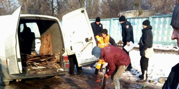 Автомобілісти в небезпеці: у Києві масово крадуть решітки та люки з доріг