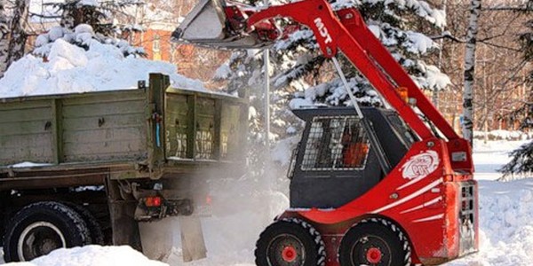 Сміття, розриті траншеї й вивезення снігу: що з цим роблять у Києві