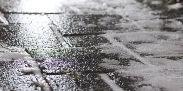 У Києві ожеледиця: синоптики радять ходити повільно