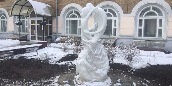 Громадський бюджет закохує: під РАЦСом встановили романтичну скульптуру
