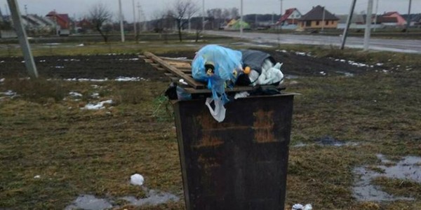Столичні кафе та ресторани підкидають своє сміття в контейнери житлових будинків