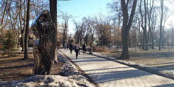 Весна і зима зустрілися в київському парку