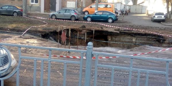 Провал дороги на Солом'янці: тролейбуси поїхали в об'їзд