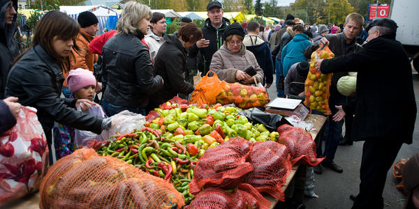 Ярмарки чи супермаркети: де вигідніше киянам купувати продукти