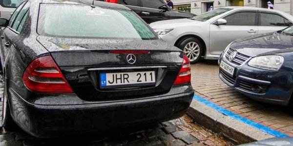 Найбільше авто на “єврономерах” розмитнили у Києві