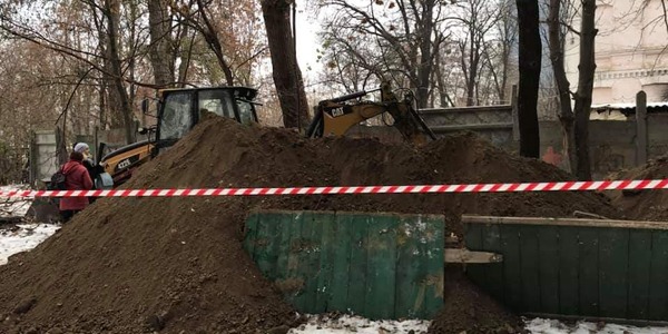 Не вір очам своїм: чому Олександрівська лікарня «не помітила» масової вирубки дерев на своїй території