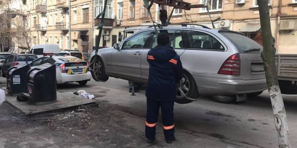 Що загрожує водіям, які блокують сміттєві контейнери у Києві