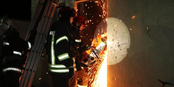 У Дарницькому районі горів ангар, вибухнули газові балони