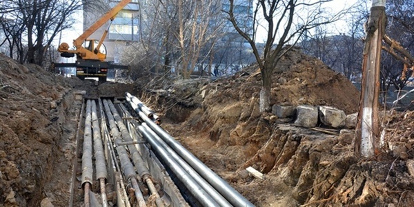 Благоустрій у Києві: нові огорожі для ям та зупинки без оголошень