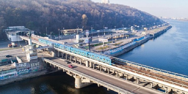 «Міст Метро незабаром обвалиться»: комунальники розповіли правду
