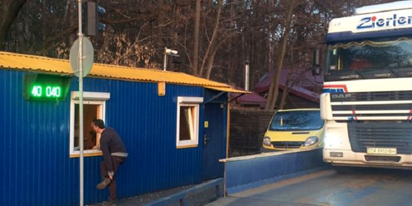Зважені та щасливі: на в’їздах до Києва перевіряють вагу вантажівок