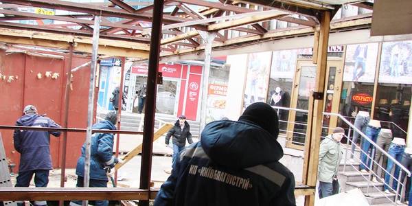 На Шулявці зносять незаконні торгівельні ряди