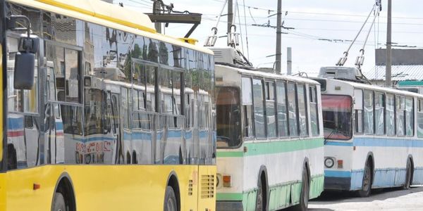 «Загублений» причіп біля метро Почайна зупинив рух тролейбусів