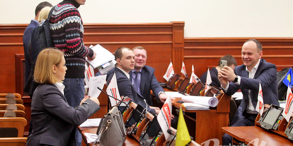 Київрада розпочала роботу із заблокованою трибуною