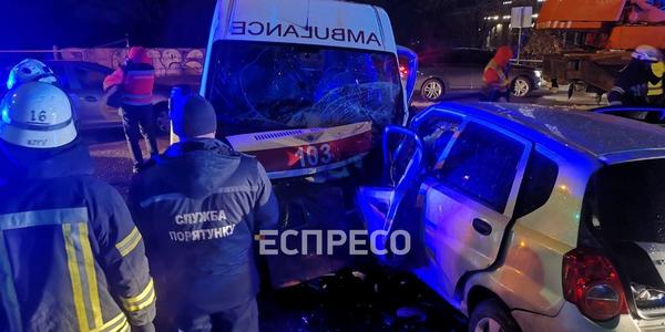 Смертельна аварія біля мосту Метро: зіткнулися "швидка" і легковик