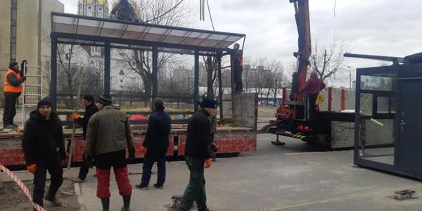 У Дарницькому районі встановлюють нові зупинкові павільйони