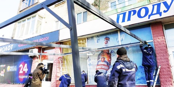 «Мікс-файт комунальники»: банда алкоголіків напала на Київблагоустрій під час демонтажу