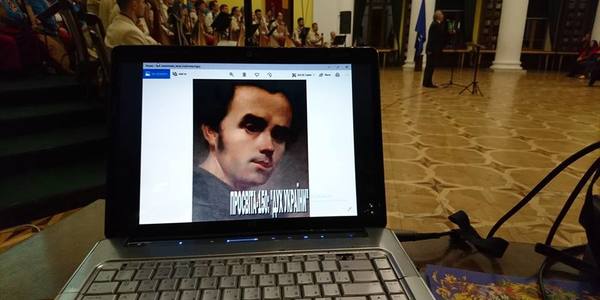 Ввечері в столичну мерію запрошують дівчат з дрючками