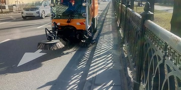 Як у Києві вулиці мили і чистили узбіччя доріг