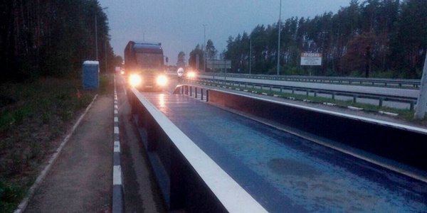 Чому важкі фури досі ганяють через Київ: прості відповіді