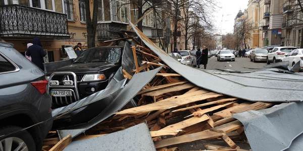 Перші постраждалі: у центрі Києва металевий дах знесло на дорогу