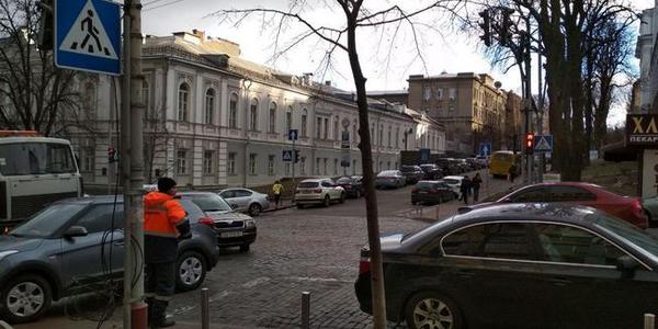 У центрі Києва встигли до буревію зняти іржаві опори освітлення