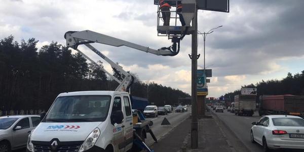 У Києві після буревію полагодили дорожні знаки