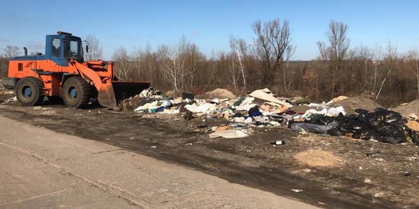 Комунальники взялись за сміттєзвалище по вулиці Озерній