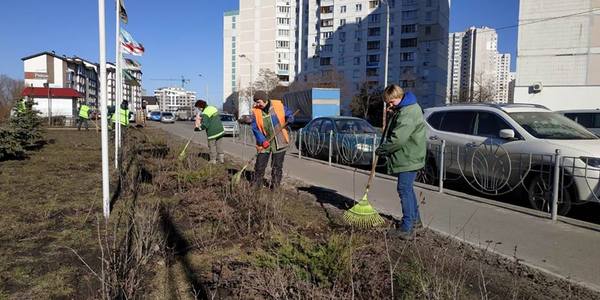 Ні дня без роботи: комунальники на Троєщині прибирають узбіччя доріг та парки