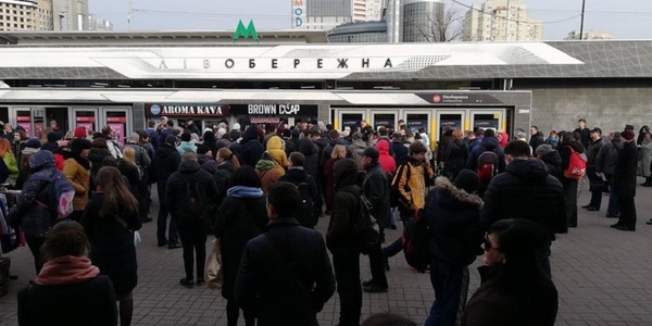У київському метро людина потрапила під потяг