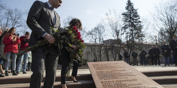 У Києві біля російського посольства урочисто відкрили сквер імені Нємцова