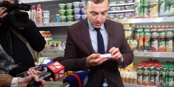 Активісти назбирали прострочені товари в столичних супермаркетах 