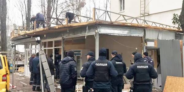 На Печерську з другої спроби знесли гігантський МАФ з шаурмою