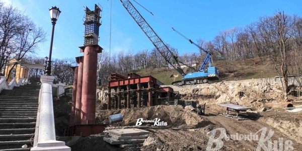 Пішохідний міст з Володимирської гірки будують без порушень закону