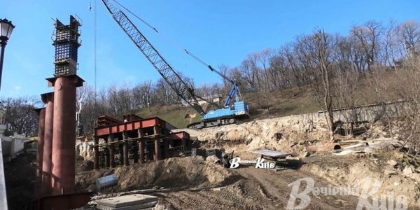 Кличко: ЮНЕСКО не вимагає припинити зведення пішохідного мосту
