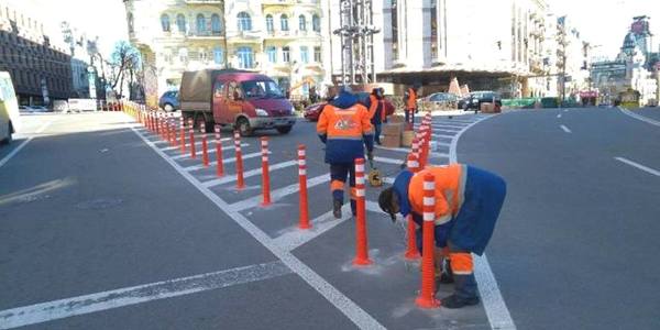 На площі Льва Толстого віхами розділили потоки транспорту