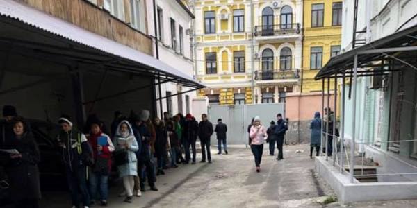 Передвиборчий ажіотаж у Києві: черги і метровий бюлетень