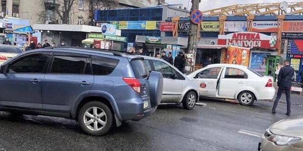 На Куренівці паралізовано рух 5 тролейбусних маршрутів через ДТП