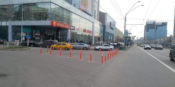 На проспекті Перемоги біля КПІ встановили антипаркувальні віхи