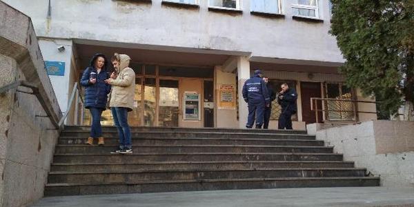 У Києві розпочалися вибори: молодь вже прямує на дільниці