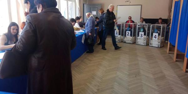 Пологи у дільниці та п'яний голова комісії: як проходять вибори у Подільському районі Києва