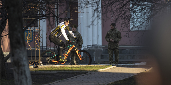 З тренування на вибори: Кличко приїхав голосувати на велосипеді