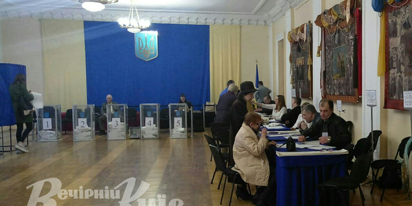Що відбувається на «президентській» виборчій дільниці на Липках