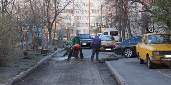 Де і коли відремонтують двори на Троєщині [список]