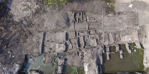 Старовинну вулицю з артефактами знайшли під час розкопок у Києві