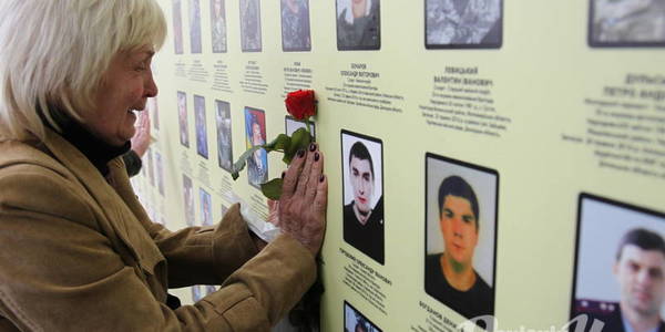 Колона зі сльозами на очах: Хрещатиком пройшли військові та рідні загиблих воїнів на Донбасі