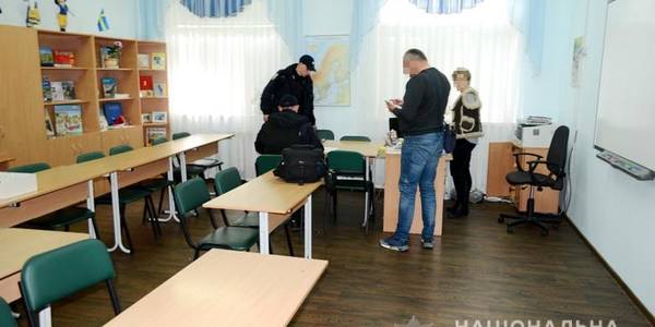 Вчительку обікрали просто у школі Дарницького району